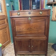 Un secrétaire « en forme d’armoire »