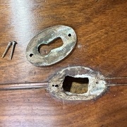 Dessous plusieurs traces de clous.