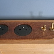 2 prises + 2 va-et-vient pour contrôler les spots + le bandeau LED du dessous