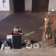 de gauche à droite : table, 2 tours lasers, ampli, machine à fumée, baffles, câbles, plante, suppots pour miroirs, écran phosphorescent, miroirs