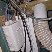 Les nouveaux boitiers électrique ont pris place dans le bâti de la machine.