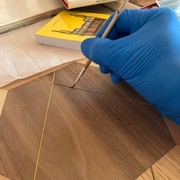 Encollage de la rainure au pinceau.