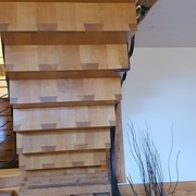 Vue de l'escalier par dessous, les charges sont reprises à mi-hauteur par la des soutient en fer.