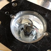 Cône fixé par en dessous avec les vis