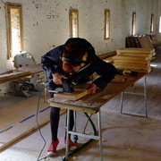 Découpe d'une rainure au rabot électrique pour faire une surface d'appui plate pour le renfort d'équerre