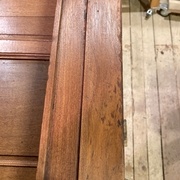 des tâches sur l'acajou (ou des coups?)