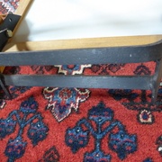 frein à pied, les pics pour la glace, la barre en travers pour la neige molle