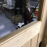 Aperçu du parclose cloué de l'autre côté de la vitre