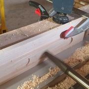 Usinage de l'arrière de chaque planche de la table à l'aide du plateau coulissant de la mortaiseuse