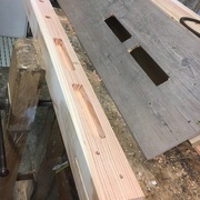 mortaises réalisées à la défonceuse avec gabarit et bague à copier