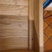 La coulisse de tiroir est intégrée dans une pièce en fond de tiroir.