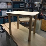 Petite table en frêne pour accompagner cette petite chaise