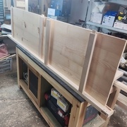 Il y a deux traverses supplémentaires pour les barres de penderie