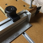 Comme a l'etape 4, le bout de l'equerre afleure aussi la butee avec la table dans cette position  (Croyez moi!)