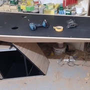 la peinture et les trous d'accès aux boulons avant (et aussi au passe-câbles)