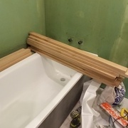 La salle de bain accueille les bouts de bois pour qu'ils s'y sentent chez eux
