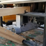 Fixation de la desserte sur le chassis tubulaire de la scie.