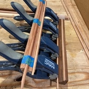 Collage 1/4 de rond avant serrage sur les tasseaux tranverseaux