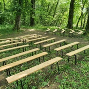 Trouvez l'intrus : l'un des bancs a bénéficié d'un usinage des coins pour l'arrondir : ca faisait moche alors pourquoi se donner la peine !