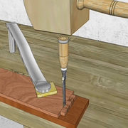 **3/** Les parties femelles sont déjà légèrement entaillées depuis l’intérieur du montant.