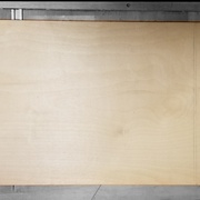 Le dessus de la desserte. On voit les trous pour les chevilles de positionnement.