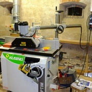 Vue générale de la machine et de ses 'nombreuses) commandes. En haut à gauche le boitier principal.