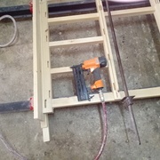 l'assemblage avec de la colle et cloueuse