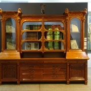 Bibliothèque style sapin d après Charles L'Eplattenier http://www.archi-wiki.org/Adresse:Art_Nouveau_et_Style_sapin_(La_Chaux_de_Fonds)#/media/File:33_rue_des_Mus%C3%A9es_La_Chaux_de_Fonds_74330.jpg