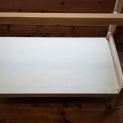 La tablette du bas, déposée sur les traverses.