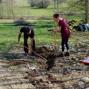 Le four rocket est à moitié enterré pour ne pas perdre trop de chaleur
