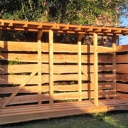 Vue finale de l'abri à bois terminé.