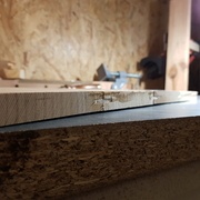 Malgré l'attention apportée au maintien à plat lors du collage, le plateau est bombé...