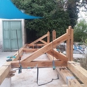 Deux des trois entretoises avec leur épaulement contreforté. Il manque à l'assemblage le poteau inférieur.