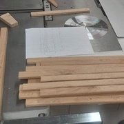 lattes de l'assise chanfreinées et percées