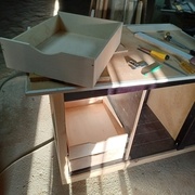 Le contre-plaqué est collé et vissé