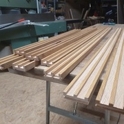 Glissières. Les glissières supérieures ont une rainure plus profonde que les inférieures.