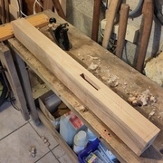 Un petit coup de rabot pour enlever la colle.