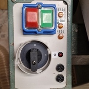 Le boitier de commande de la toupie avec son nouveau sélecteur de sens de rotation et voyant indiquant "sens inverse"