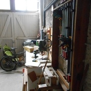 à droite, mon établi de perçage, rack à serre et gabarits.