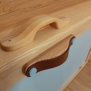 Détail de la poignée massive pour les tiroirs inférieurs