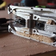 Démontage du socle de la scie sauteuse pour comprendre pourquoi l'aspiration n'est pas terrible : je comprend mieux !