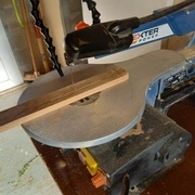 Entaille pour la lame à la scie a chantourner