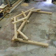 Mise sur ligne des pièces de bois de la première ferme