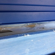 le tout est noyé dans le silicone (il y a eu le complément après la photo) et enfin habillage avec des cornières