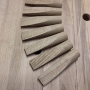 Les chevilles coupées à dimensions et terminées. Poncer un petit chanfrein au bout serait pas mal pour éviter qu'elle ne s'abime plus tard.