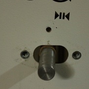 Un petit trou dans la machine pour y placer l’ergot