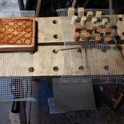 Résine coulée et premier vernis appliqué, en séchage