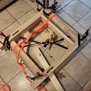 La sangle orange permet que la traverse du haut soit bien tirée vers le bas pour que le petit bout qui s'est arraché puisse être collé en même temps.