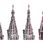 Huit escaliers, un sur chaque arête de la flèche.