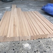 Rainures faites à la défonceuse sous table